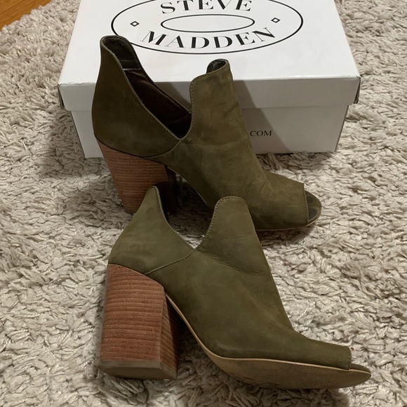 Steve Madden Block Heeled Tristy Bootie - Picture 3 of 5